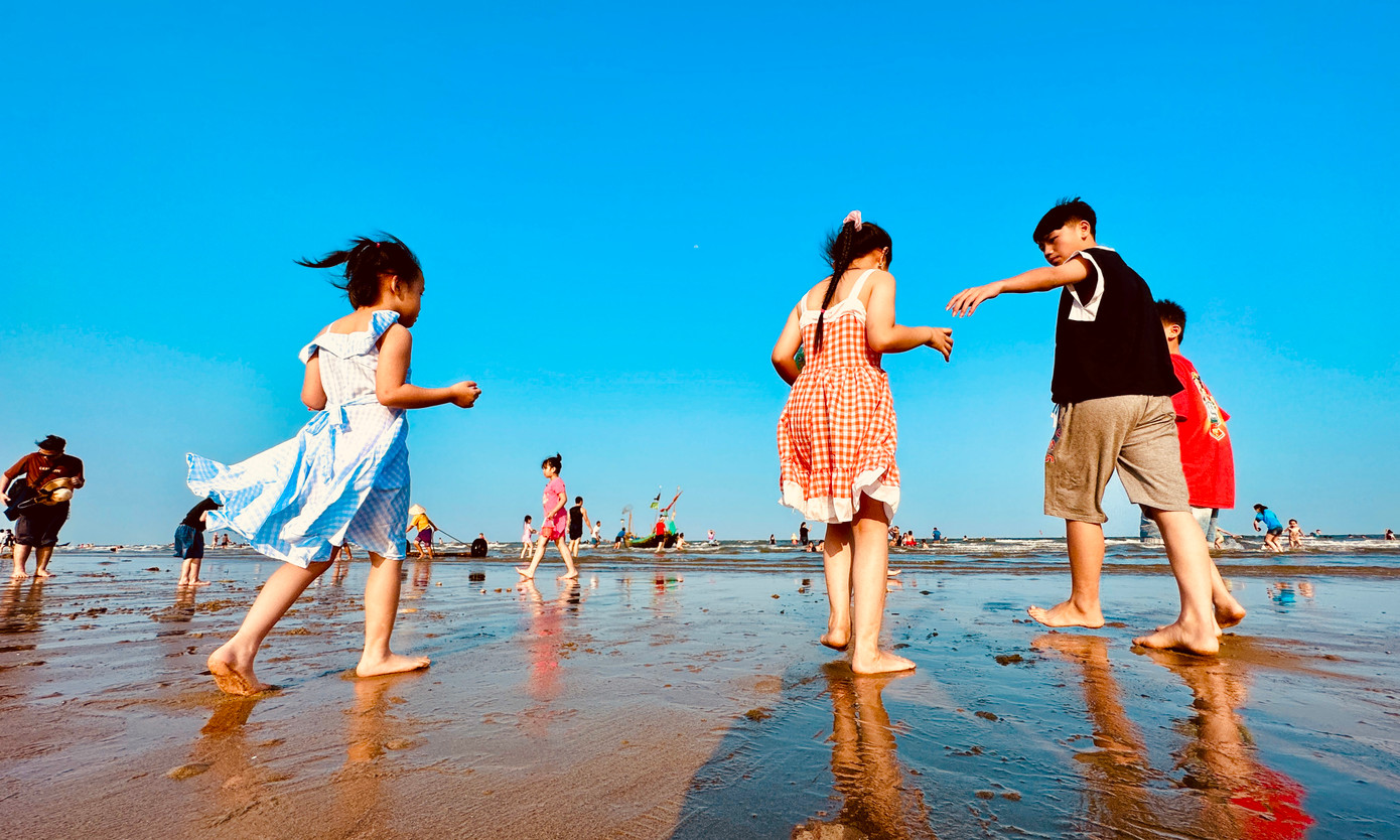 Những con thuyền nhỏ nằm yên giữa khung cảnh nắng vàng, cát trắng được du khách lựa chọn là nơi tận hưởng không khí biển, cũng như được không ít du khách, người trẻ tạo dáng chụp ảnh.