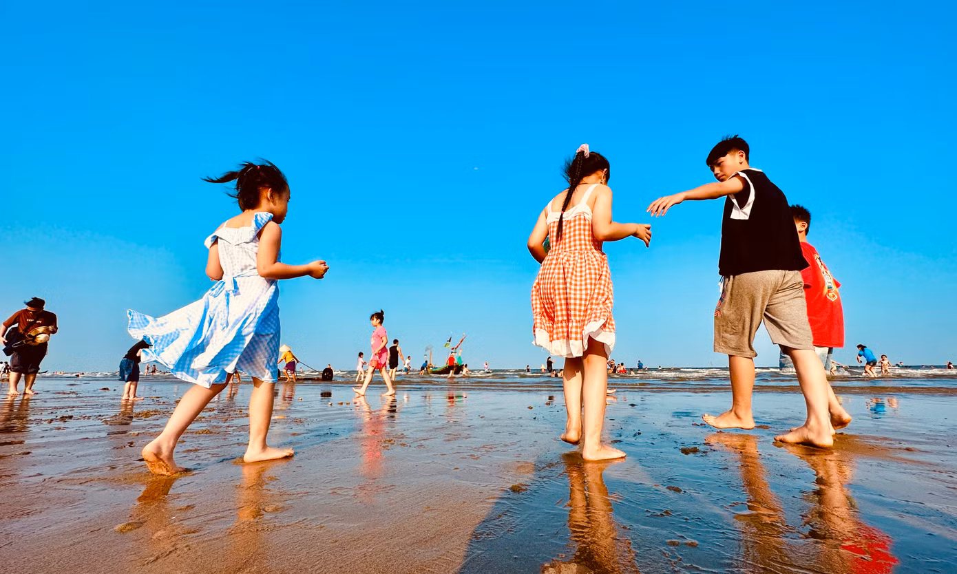 Những con thuyền nhỏ nằm yên giữa khung cảnh nắng vàng, cát trắng được du khách lựa chọn là nơi tận hưởng không khí biển, cũng như được không ít du khách, người trẻ tạo dáng chụp ảnh.
