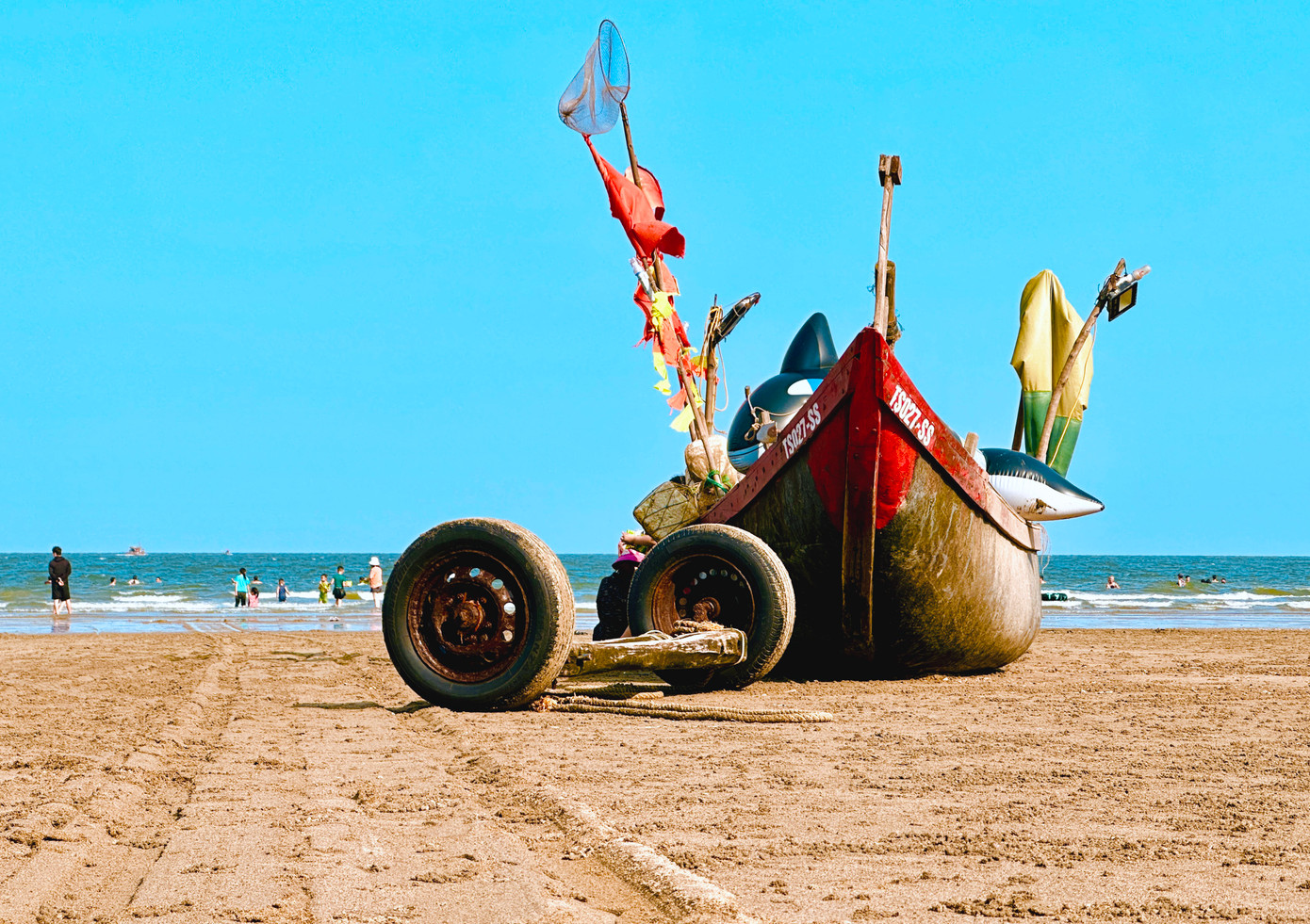 Du khách cũng có thể nhìn ngắm hay hòa cùng ngư dân đưa thuyền từ bờ xuống biển để chuẩn bị cho một ngày mới lao động trên biển.