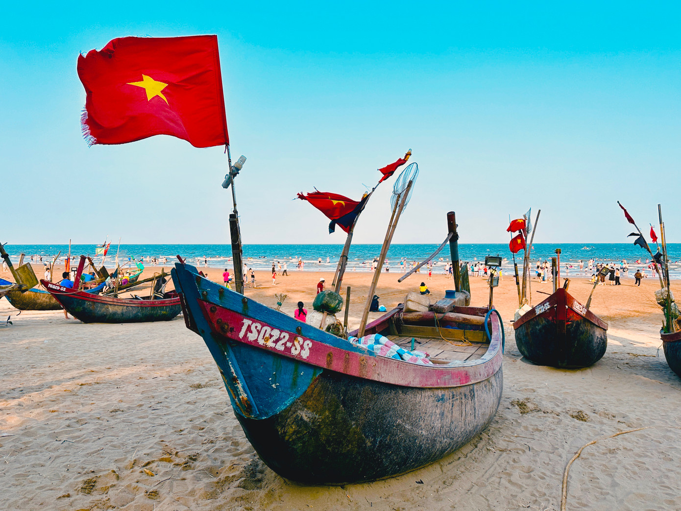 Những con thuyền của người dân làng chài nhỏ bản địa nghỉ ngơi sau buổi đêm ra biển đánh bắt tôm cá đến khoảng 5 - 6 giờ sáng hôm sau. Như nhiều làng chài ven biển khác, buổi sáng sớm là khoảng thời gian sôi động, rộn ràng nhất nơi đây khi những chiếc thuyền về bờ đầy ắp tôm cá, người dân phân loại, cân hải sản để chuẩn bị mang đi khắp các khu chợ, bỏ mối cho nhà hàng, bán cho du khách... Ảnh: Tường Kha