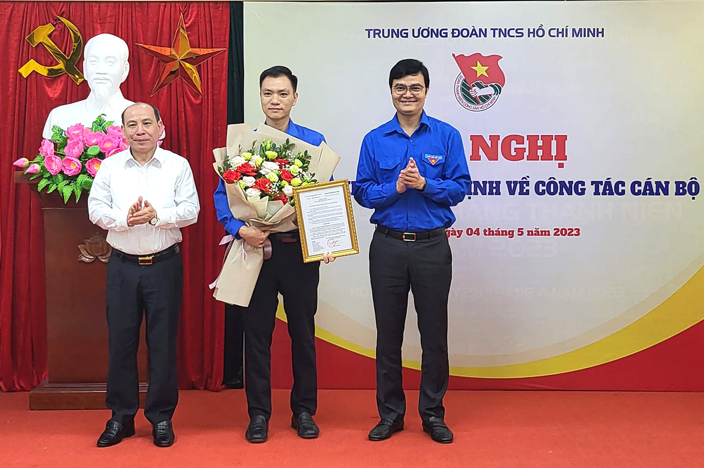 Anh Bùi Quang Huy và ông Bùi Đức Hinh tặng hoa chúc mừng anh Nguyễn Hoàng Sơn. Ảnh: TĐHB Anh Bùi Quang Huy và ông Bùi Đức Hinh tặng hoa chúc mừng anh Nguyễn Hoàng Sơn. Ảnh: TĐHB