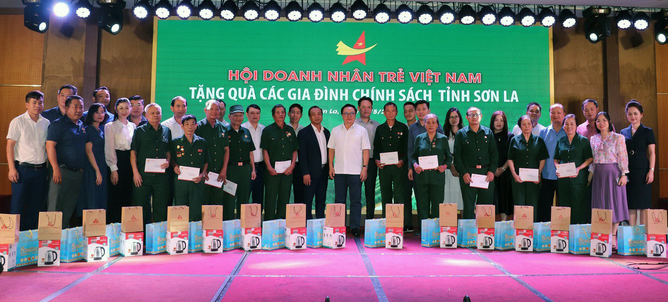 Hội Doanh nhân trẻ tặng quà các gia đình chính sách tại tỉnh Sơn La. Ảnh: BTC