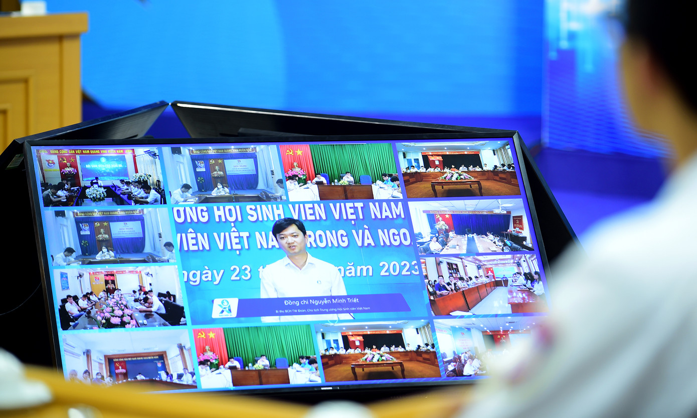 Trao đổi ý kiến, góp ý trong chương trình có đại diện sinh viên ở nhiều điểm cầu trong và ngoài nước. Ảnh: Xuân Tùng