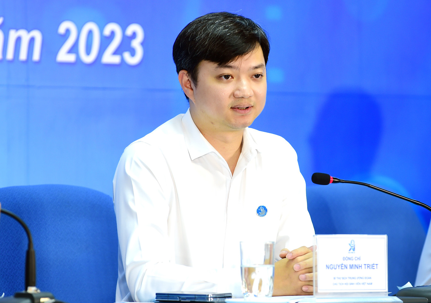 Anh Nguyễn Minh Triết, Bí thư T.Ư Đoàn, Chủ tịch T.Ư Hội SVVN chủ trì chương trình đối thoại. Ảnh: Xuân Tùng