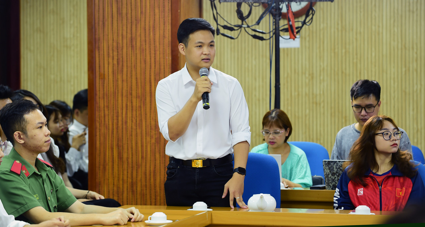 Sinh viên Hà Việt Hoàng đặt câu hỏi tại chương trình. Ảnh: Xuân Tùng