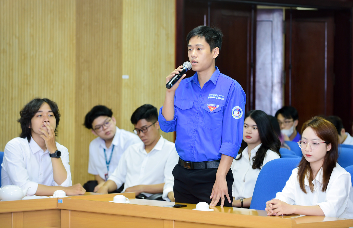 Sinh viên đặt câu hỏi tại chương trình.