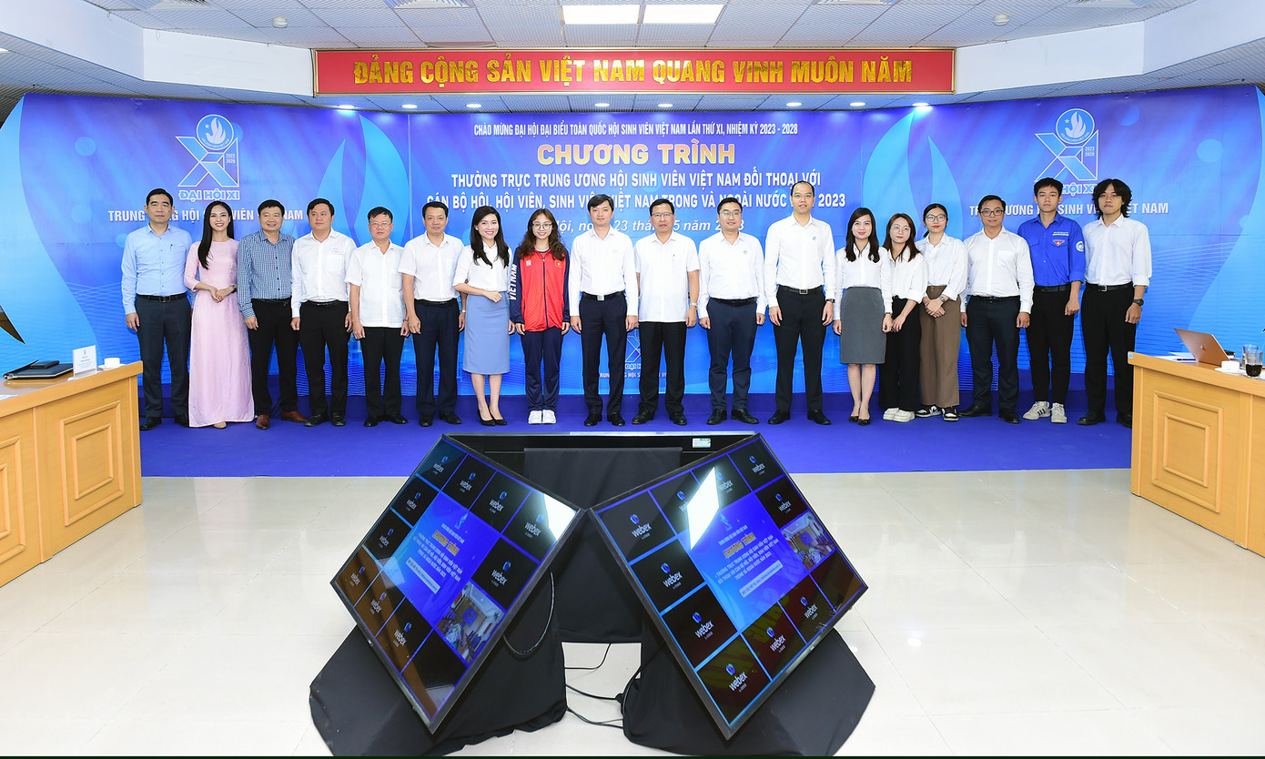 Các đại biểu tham dự chương trình chụp ảnh kỷ niệm. Ảnh: Xuân Tùng