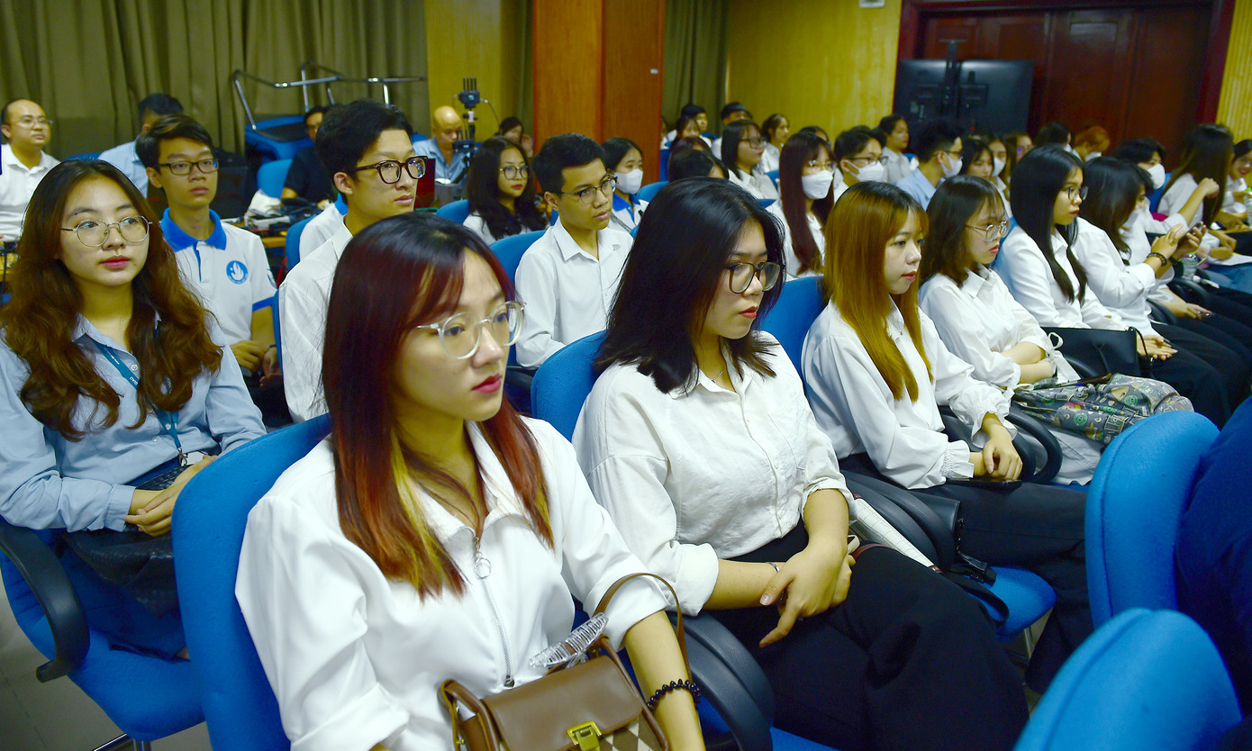 Chương trình diễn ra theo hình thức trực tiếp kết hợp trực tuyến. Điểm cầu chính tại Hội trường 26-3, cơ quan Trung ương Đoàn. Ảnh: Xuân Tùng