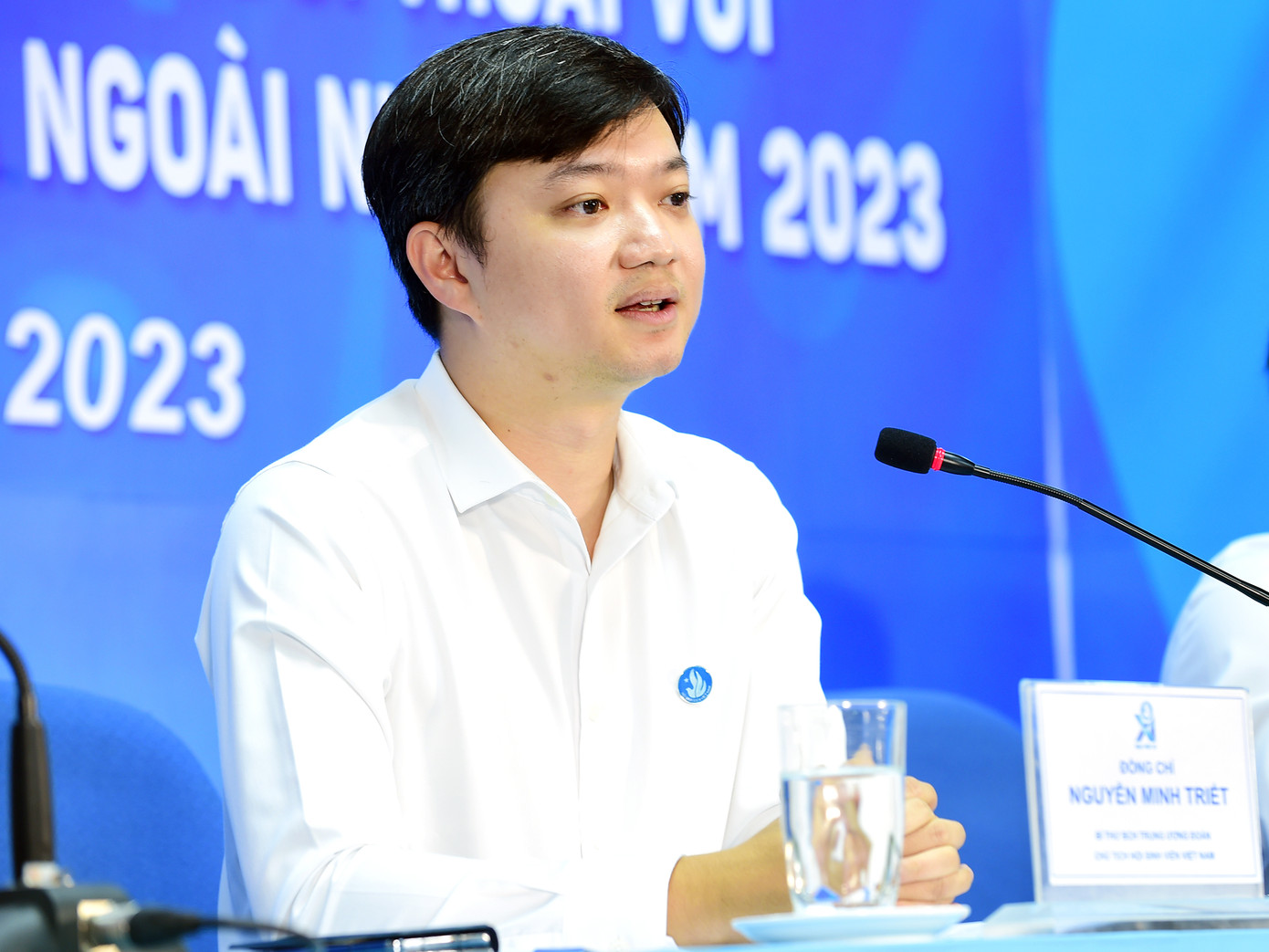 Anh Nguyễn Minh Triết, Bí thư T.Ư Đoàn, Chủ tịch T.Ư Hội SVVN trao đổi tại chương trình. Ảnh: Xuân Tùng