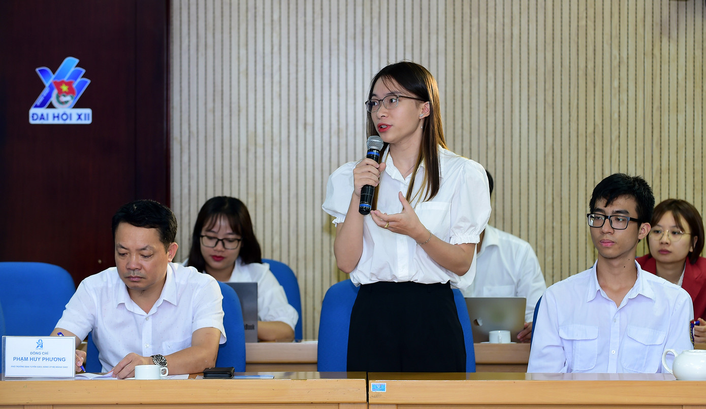 Đại biểu sinh viên tài năng bày tỏ kiến nghị, đề xuất tại chương trình. Ảnh: Xuân Tùng