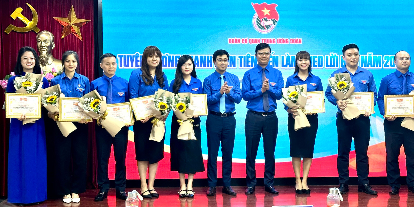 Anh Bùi Quang Huy và anh Bùi Hoàng Tùng trao khen thưởng các gương thanh niên làm theo lời Bác năm 2023. Ảnh: Xuân Tùng