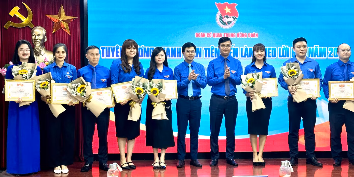 Anh Bùi Quang Huy và anh Bùi Hoàng Tùng trao khen thưởng các gương thanh niên làm theo lời Bác năm 2023. Ảnh: Xuân Tùng Anh Bùi Quang Huy và anh Bùi Hoàng Tùng trao khen thưởng các gương thanh niên làm theo lời Bác năm 2023. Ảnh: Xuân Tùng