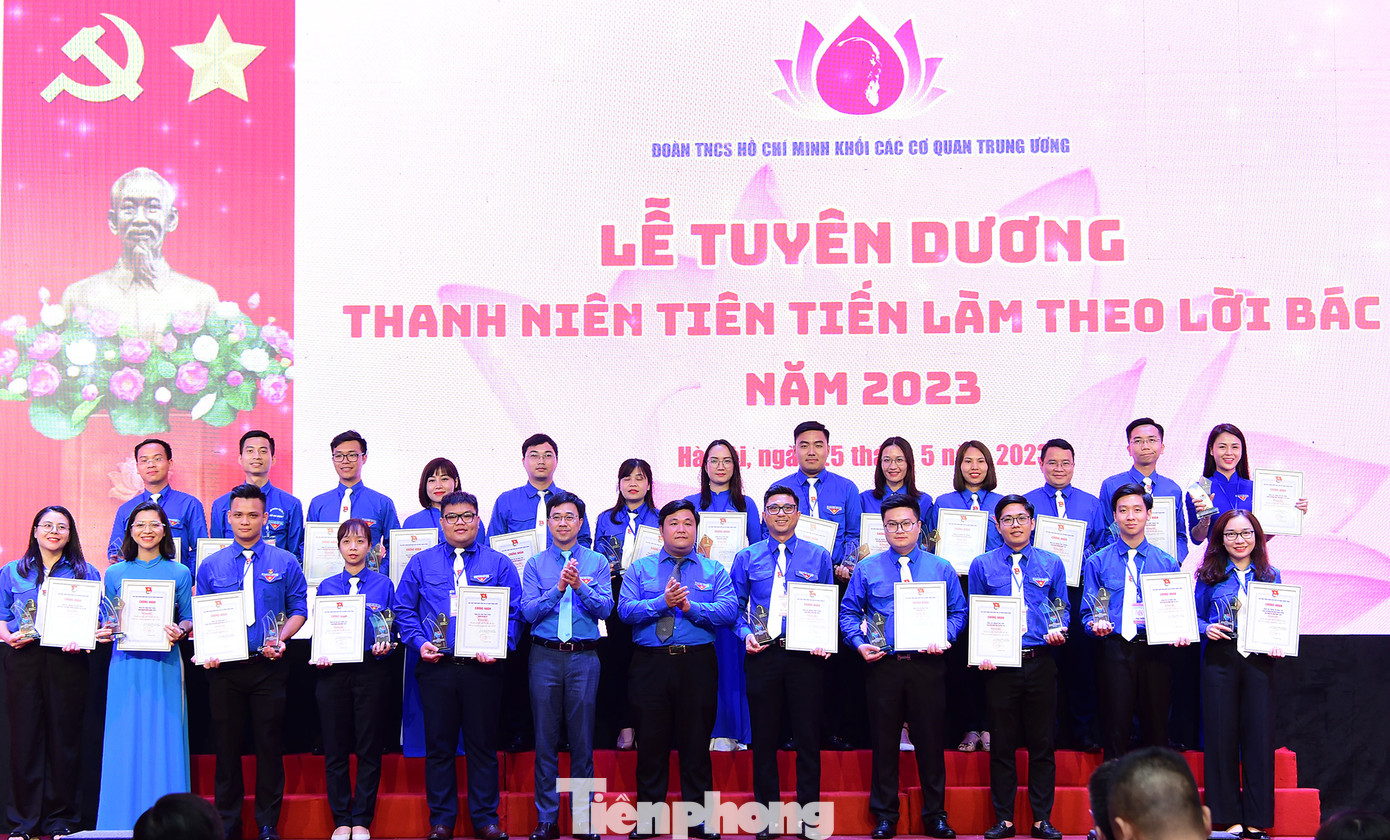 Trưởng Ban Tuyên giáo T.Ư Đoàn Nguyễn Thái An và Bí thư Đoàn Khối các cơ quan T.Ư Bùi Hoàng Tùng trao khen thưởng các gương. Ảnh: Xuân Tùng