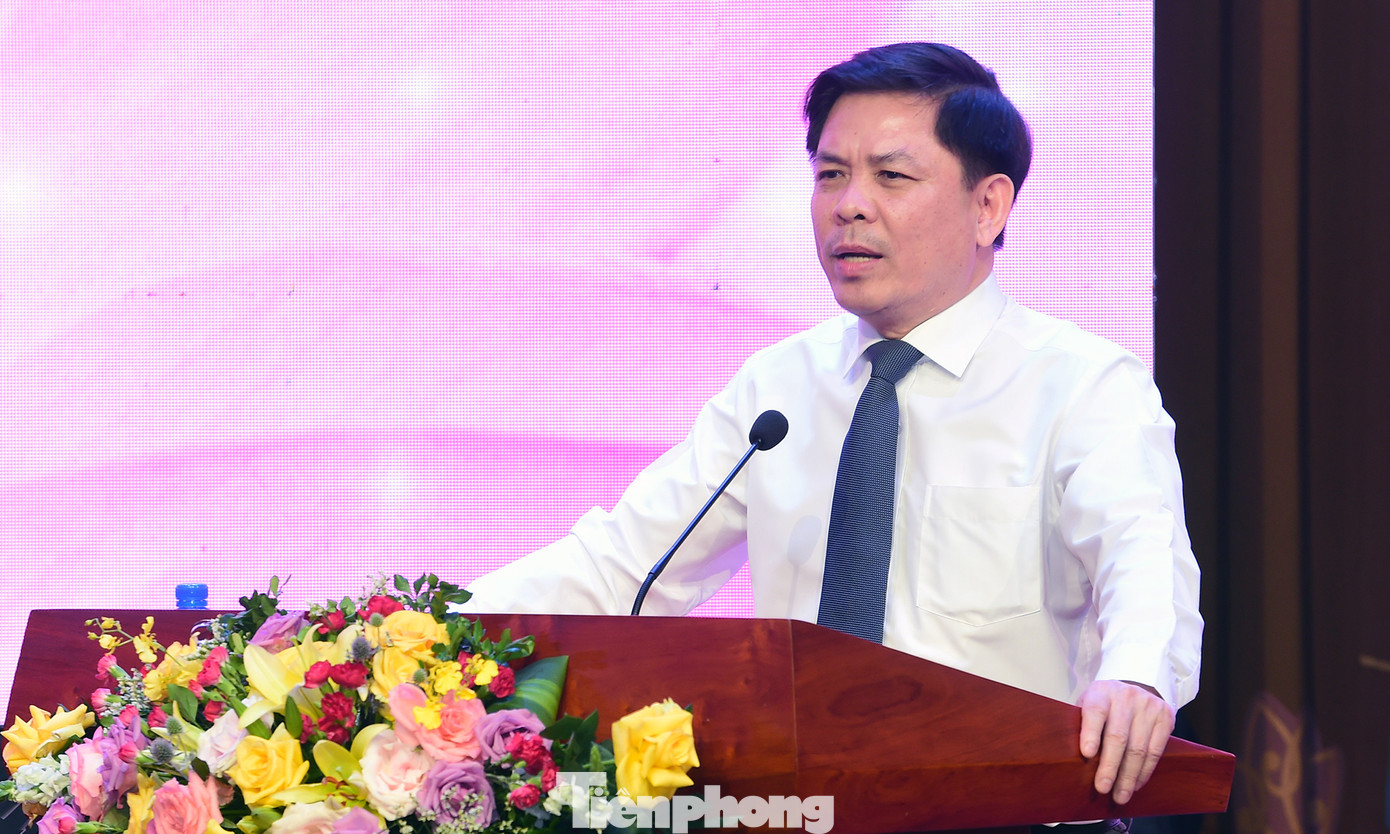 Phát biểu tại lễ tuyên dương, Bí thư Đảng ủy Khối Các cơ quan T.Ư Nguyễn Văn Thể biểu dương thành tích 75 thanh niên được tuyên dương trong chương trình; đồng thời đề nghị tổ chức Đoàn các cấp trong Khối cần tiếp tục phát huy kết quả đạt được, tuyên truyền vận động đoàn viên thanh niên tiếp tục học và làm theo Bác; kịp thời xác định những nhiệm vụ trọng tâm trọng điểm của từng cơ quan đơn vị để tổ chức các phong trào hiệu quả thiết thực... Ảnh: Xuân Tùng