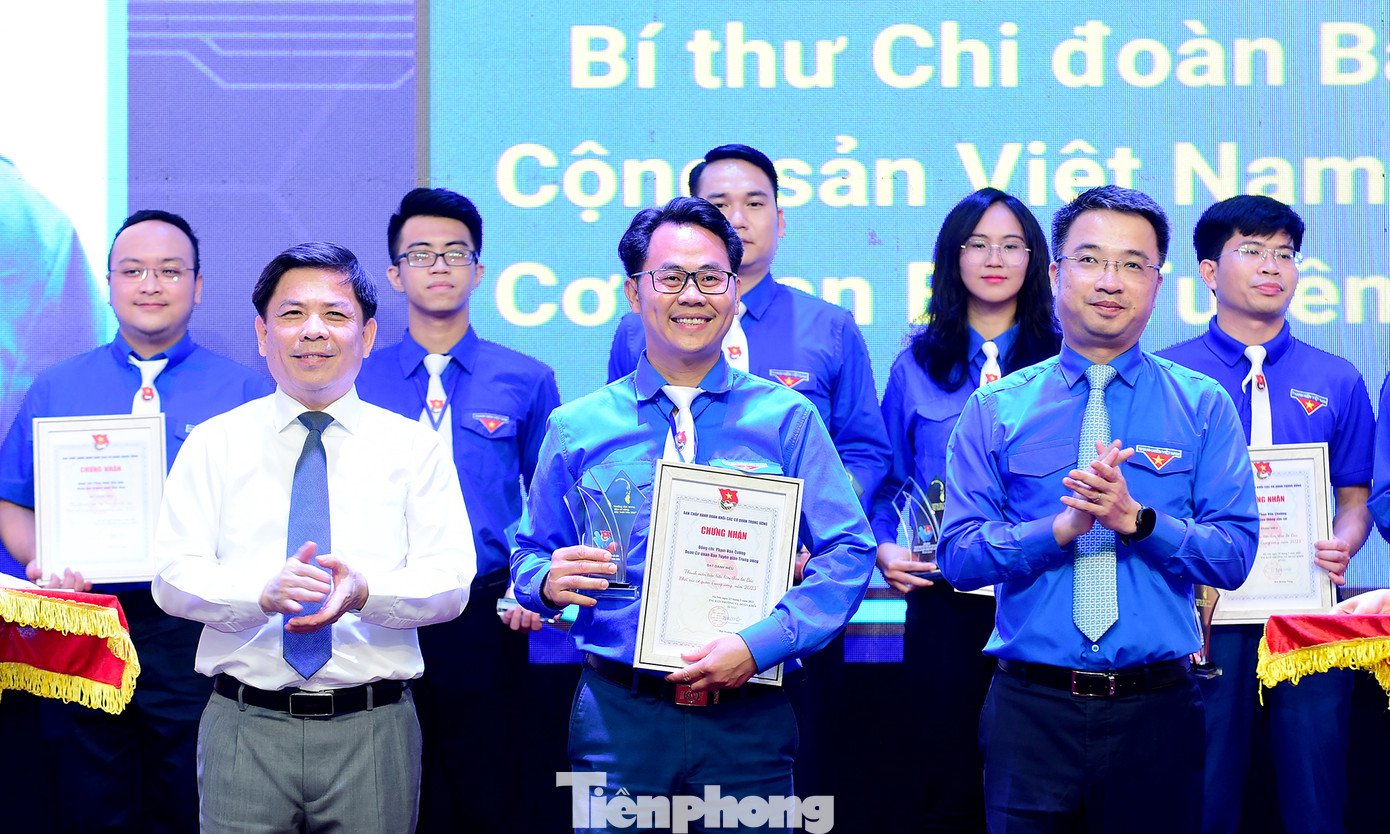 Bí thư Đảng ủy Khối Các cơ quan T.Ư Nguyễn Văn Thể và Bí thư T.Ư Đoàn Nguyễn Tường Lâm trao khen thưởng các gương tại lễ tuyên dương. Ảnh: Xuân Tùng