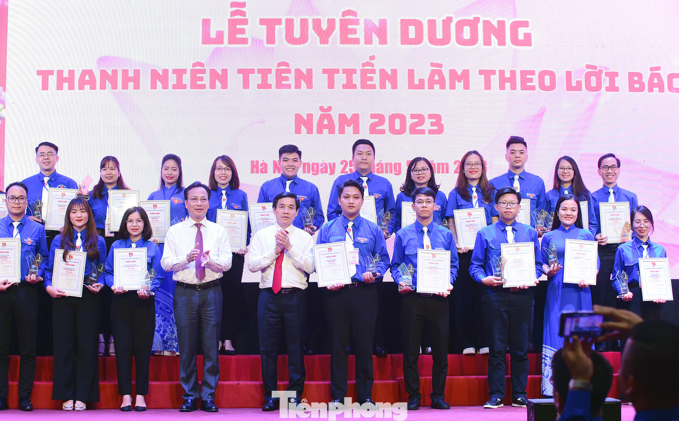 Đặng Thiên Phú (hàng đầu tiên, thứ ba từ trái sang) vinh dự nhận Kỷ niệm chương và chứng nhận trong lễ tuyên dương. Ảnh: Xuân Tùng