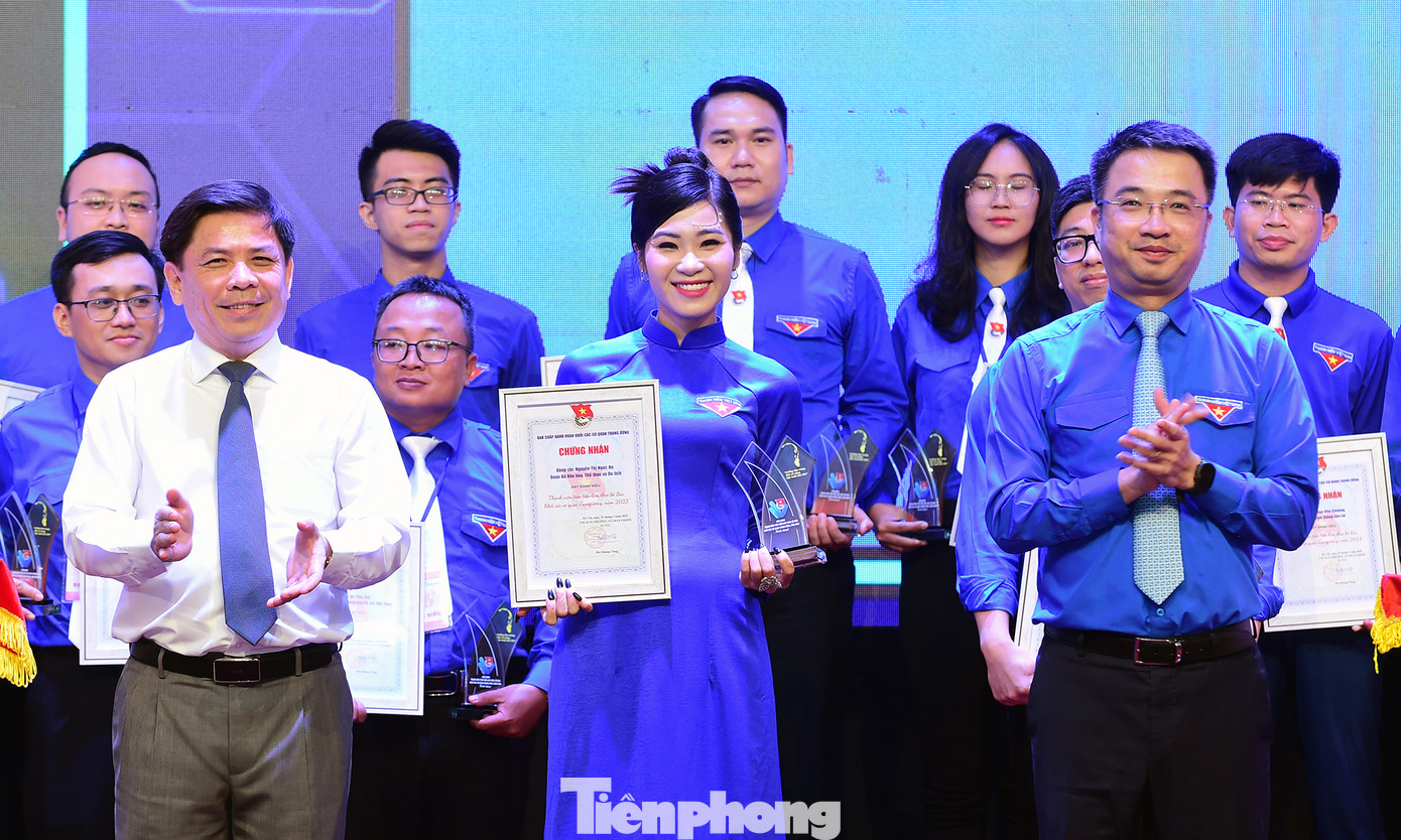 Bí thư Đảng ủy Khối Các cơ quan T.Ư Nguyễn Văn Thể và Bí thư T.Ư Đoàn Nguyễn Tường Lâm trao khen thưởng các gương tại lễ tuyên dương. Ảnh: Xuân Tùng