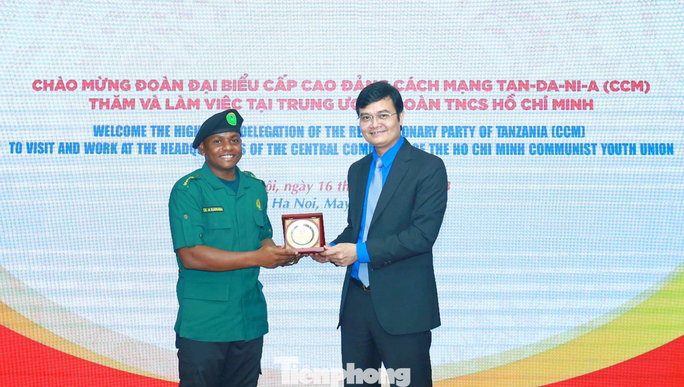 Bí thư thứ nhất T.Ư Đoàn Bùi Quang Huy tặng quà lưu niệm Chủ tịch Liên đoàn Thanh niên Đảng Cách mạng Tanzania Mô-ha-mét A-li Mô-ha-mét. Ảnh: Vương Bảo Anh
