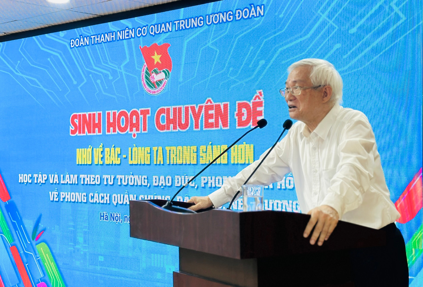 GS.TS Mạch Quang Thắng trao đổi tại buổi sinh hoạt chuyên đề "Nhớ về Bác - Lòng ta trong sáng hơn". Ảnh: Xuân Tùng