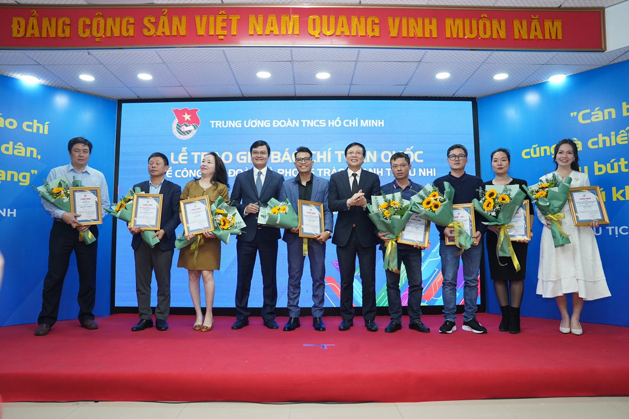 Các tác giả đoạt giải A Giải báo chí toàn quốc về công tác Đoàn và phong trào thanh thiếu nhi năm 2022. Anh Bùi Quang Huy, Ủy viên dự khuyết T.Ư Đảng, Bí thư thứ nhất T.Ư Đoàn và Nhà báo Hồ Quang Lợi, nguyên Phó chủ tịch Thường trực Hội Nhà báo Việt Nam trao giải A cho các tác giả đạt Giải năm 2022.