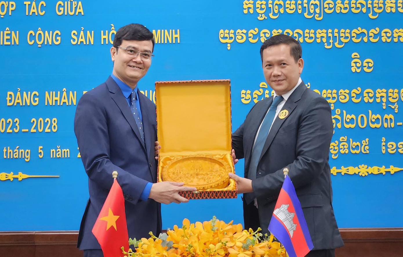 Đại tướng Hun Manet tặng quà lưu niệm cho anh Bùi Quang Huy. Ảnh: T.N Đại tướng Hun Manet tặng quà lưu niệm cho anh Bùi Quang Huy. Ảnh: T.N