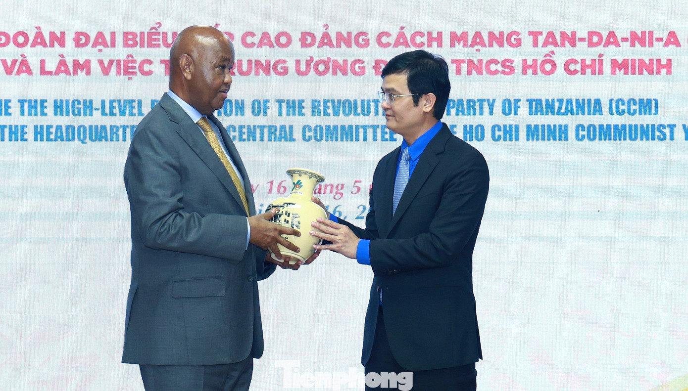 Bí thư thứ nhất T.Ư Đoàn Bùi Quang Huy tặng quà lưu niệm Phó Chủ tịch Đảng Cách mạng Tanzania Áp-đun-ra-ma Ô-ma Ki-na-na tại buổi tiếp. Ảnh: Vương Bảo Anh