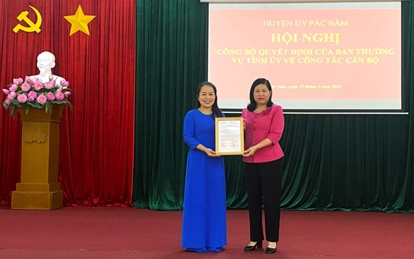 Bà Phương Thị Thanh, Phó Bí thư thường trực Tỉnh ủy, Chủ tịch HĐND tỉnh Bắc Kạn trao quyết định cho chị Ma Thị Mận. Bà Phương Thị Thanh, Phó Bí thư thường trực Tỉnh ủy, Chủ tịch HĐND tỉnh Bắc Kạn trao quyết định cho chị Ma Thị Mận.