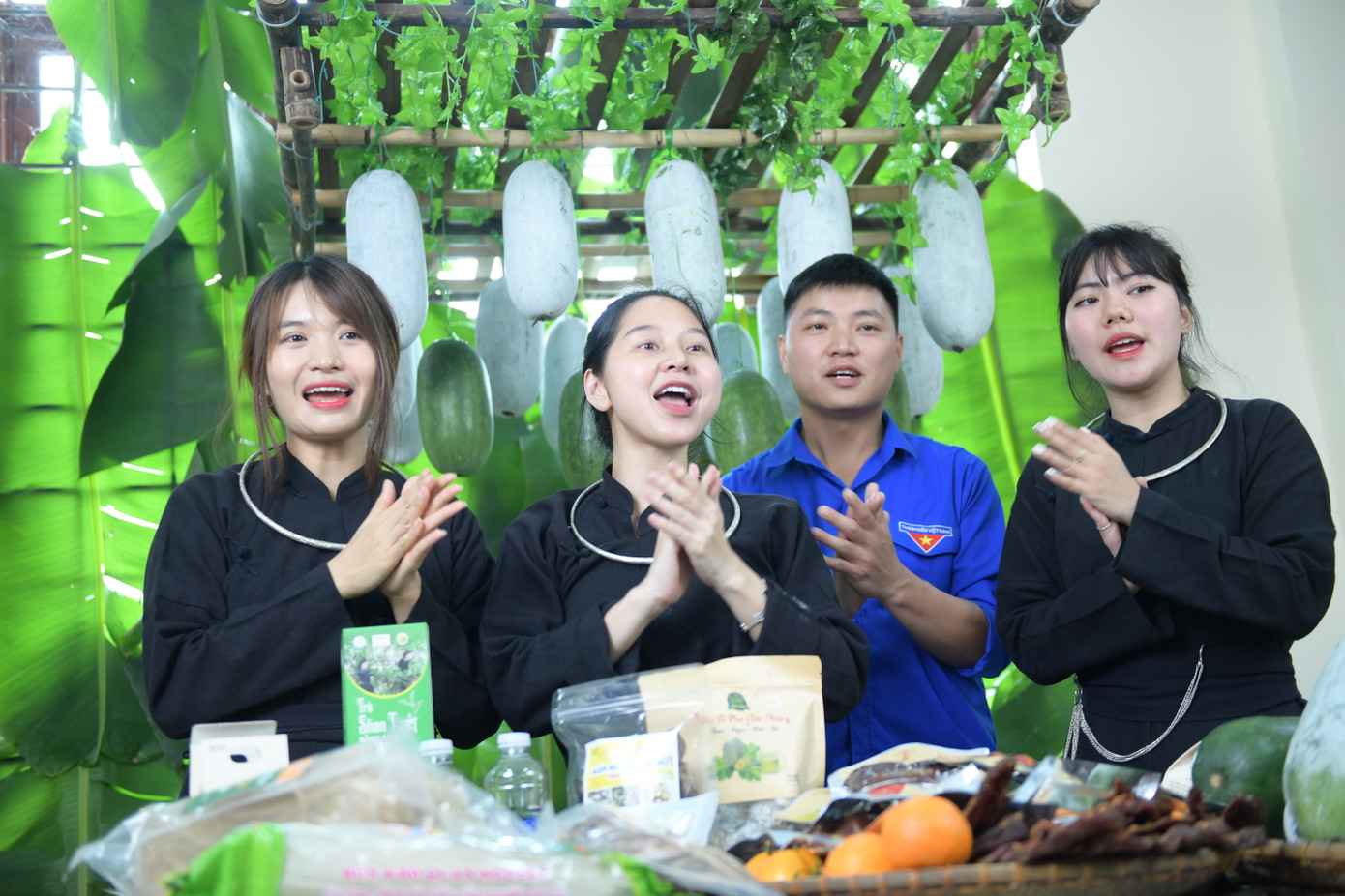 Thanh niên nông thôn tham gia hoạt động quảng bá sản phẩm OCOP. Ảnh: DT