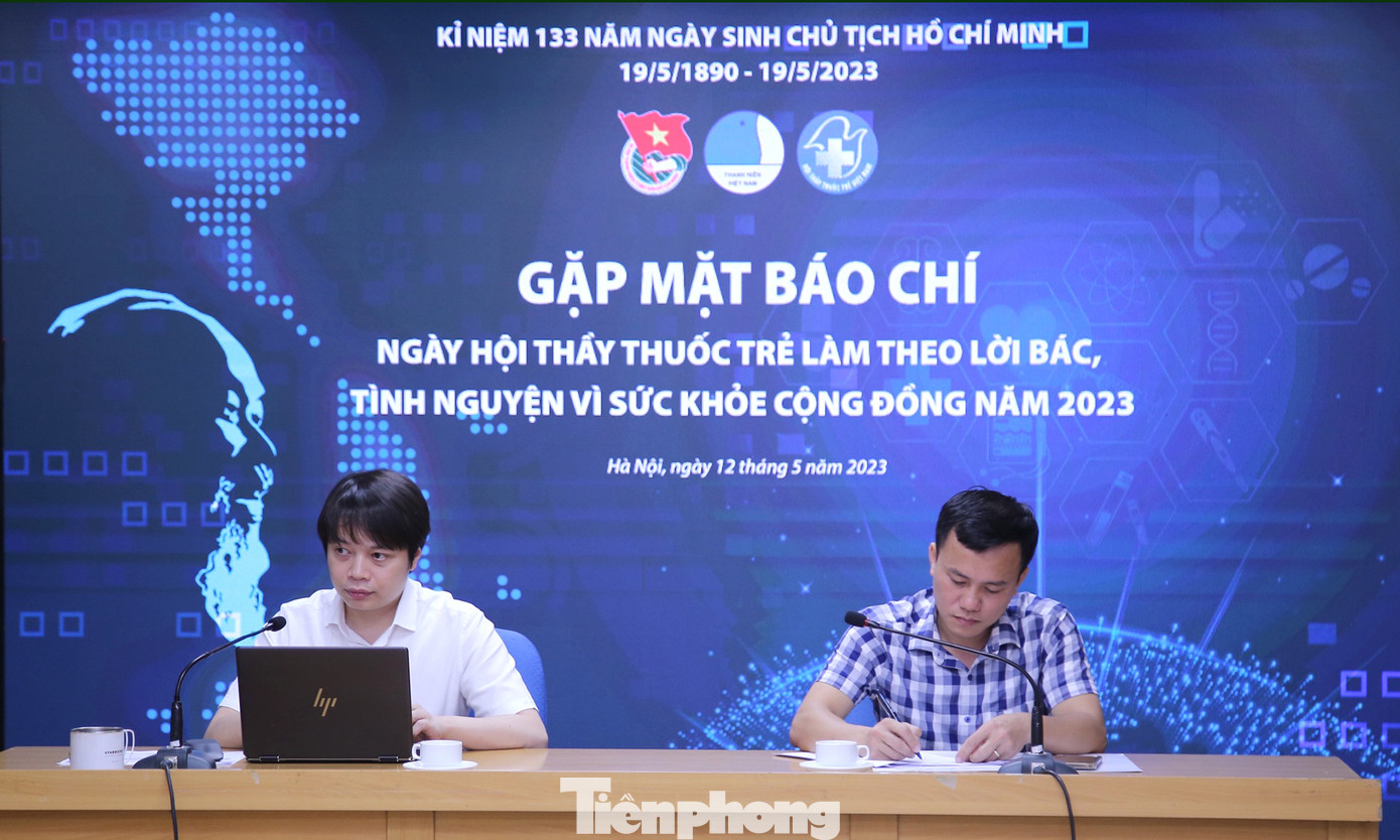 Anh Nguyễn Duy Hưng, Chánh Văn phòng Trung ương Hội LHTN Việt Nam và anh Nguyễn Hữu Tú, Phó Chủ tịch thường trực kiêm Tổng Thư ký Hội Thầy thuốc trẻ Việt Nam chủ trì họp báo. Ảnh: Lâm Đăng Hải