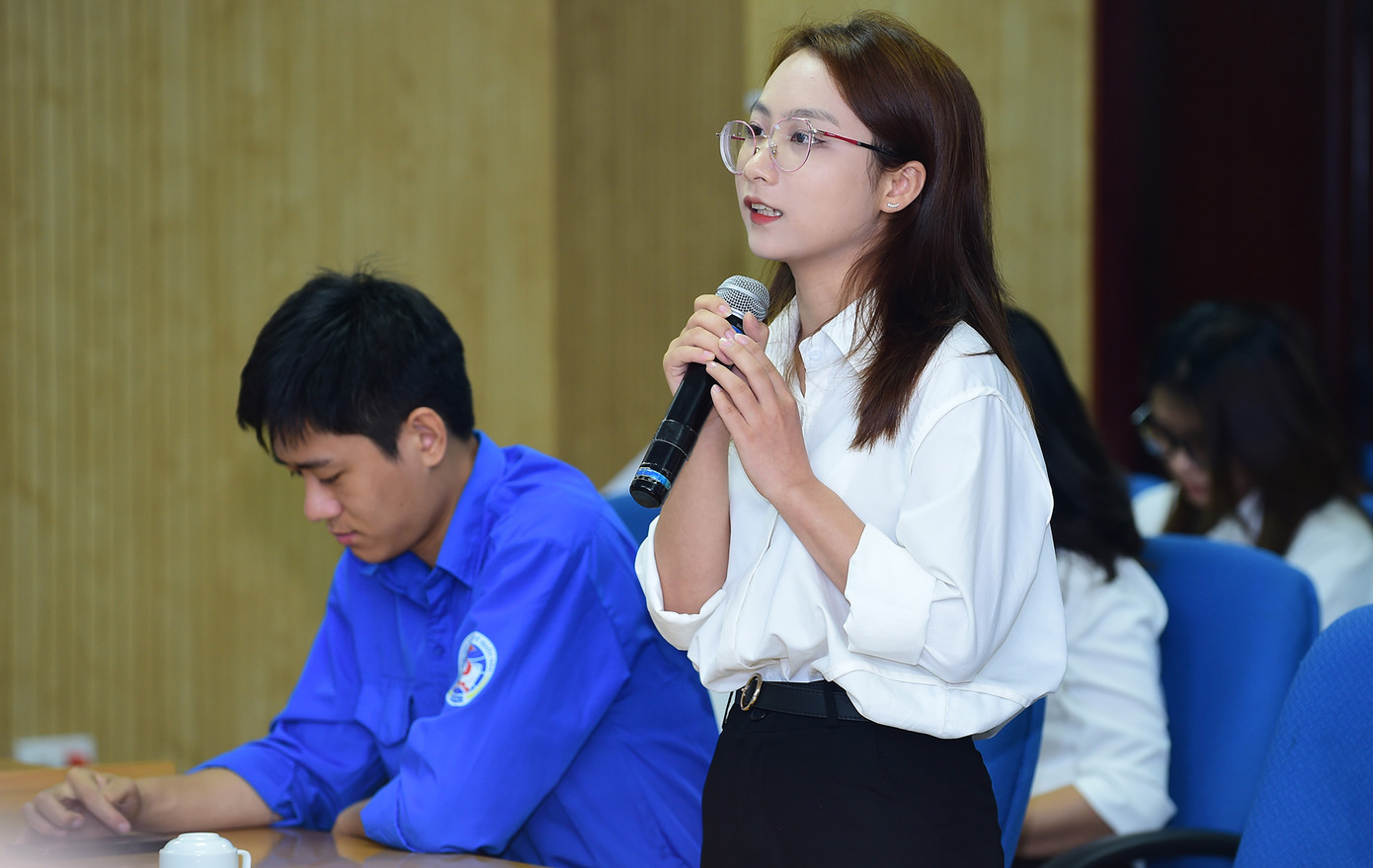 Đại biểu sinh viên tài năng bày tỏ kiến nghị, đề xuất tại chương trình. Ảnh: Xuân Tùng