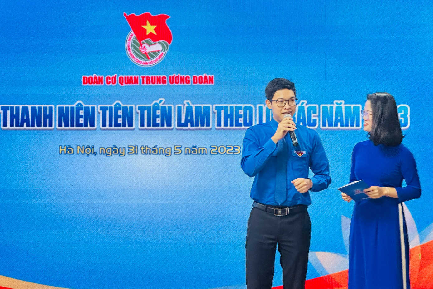 Anh Đoàn Quang Trung chia sẻ việc phấn đấu học tập và làm theo lời Bác. Ảnh: Xuân Tùng