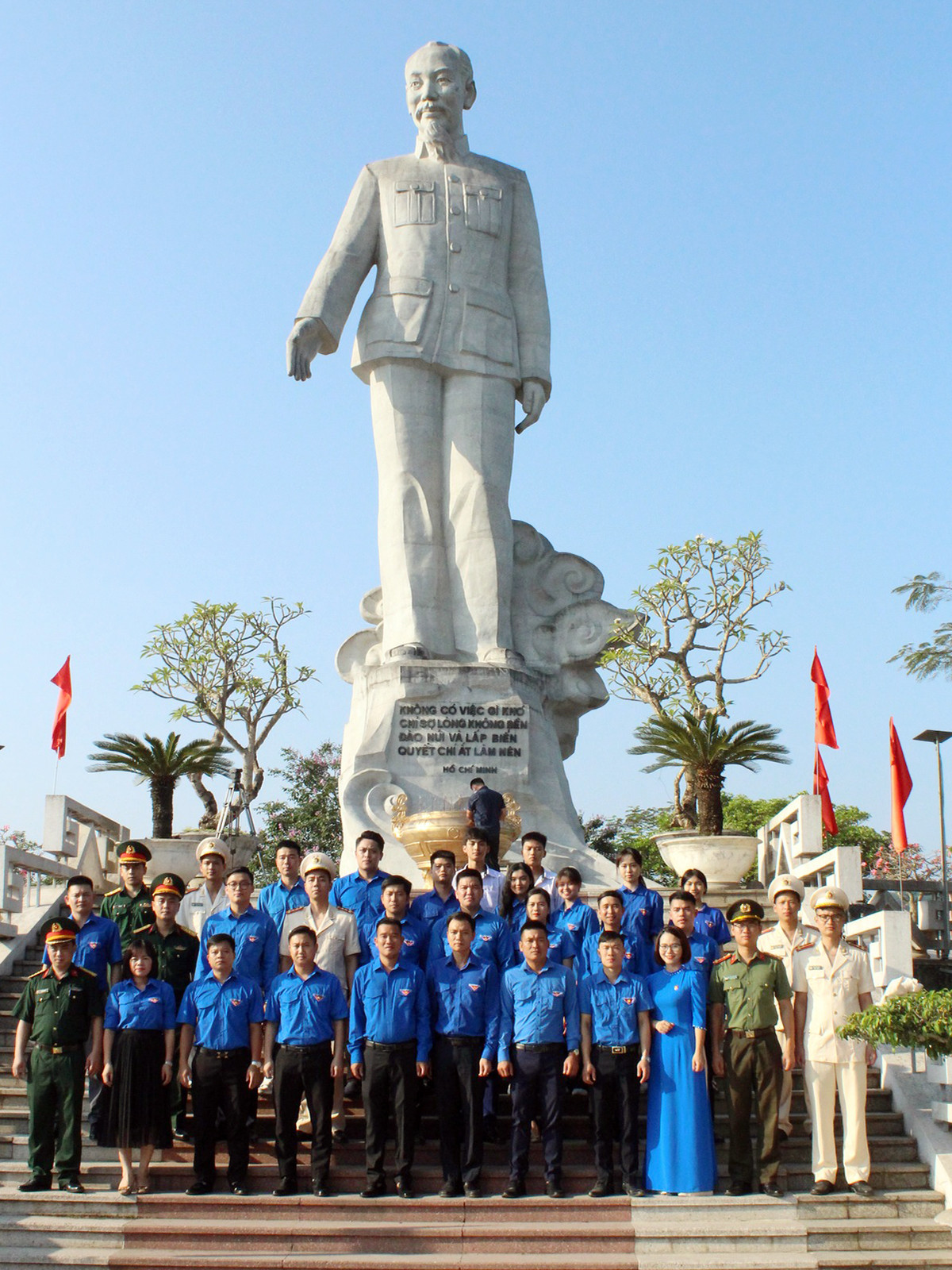 Các đại biểu chụp ảnh lưu niệm bên Tượng đài Bác Hồ trên công trình thủy điện Hòa Bình. Ảnh: BTC