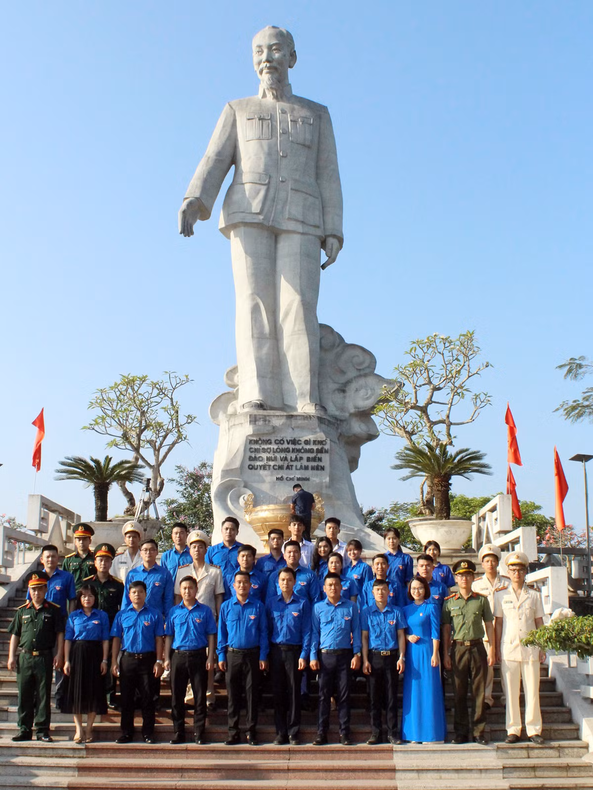 Các đại biểu chụp ảnh lưu niệm bên Tượng đài Bác Hồ trên công trình thủy điện Hòa Bình. Ảnh: BTC