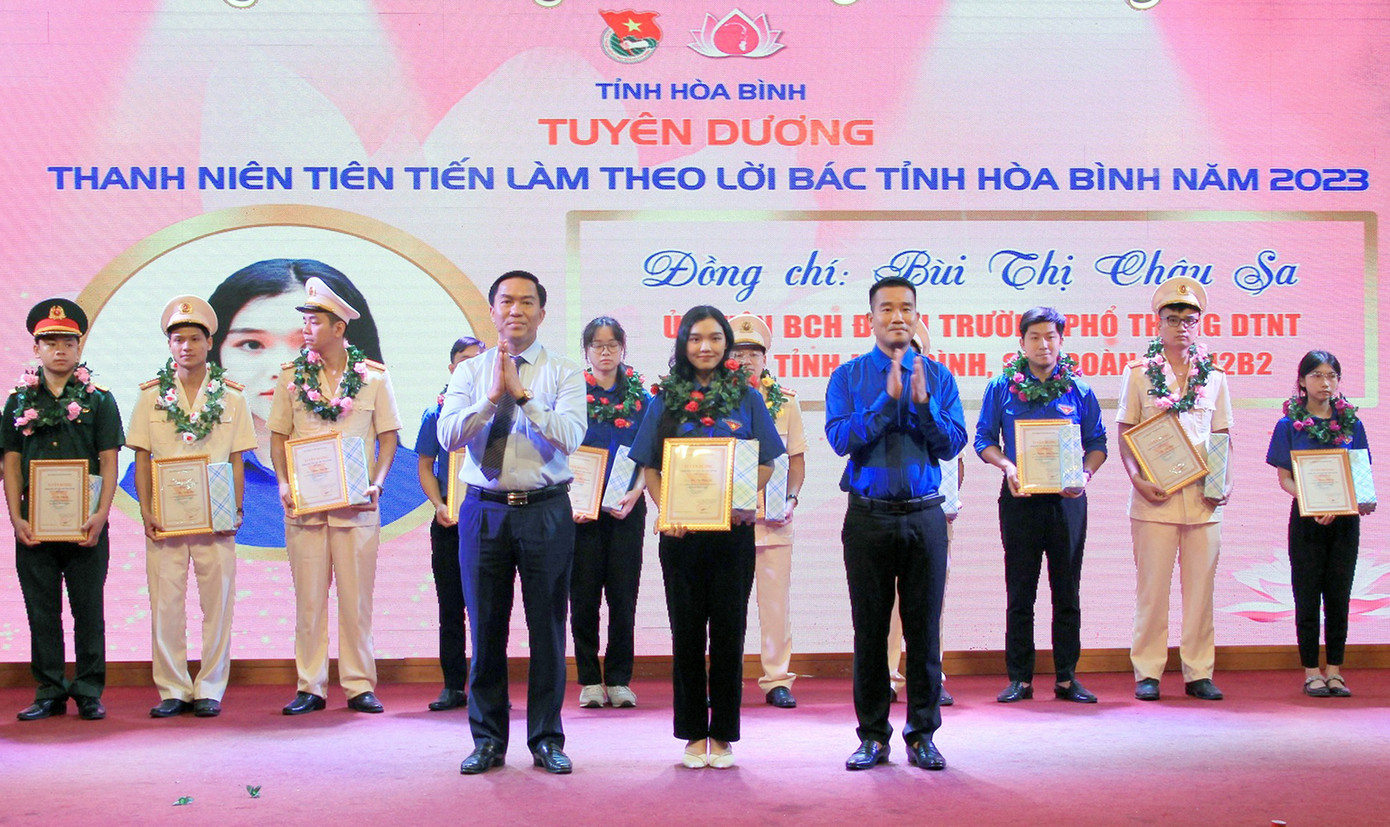 24 gương tiêu biểu được tuyên dương tại chương trình. Ảnh: BTC