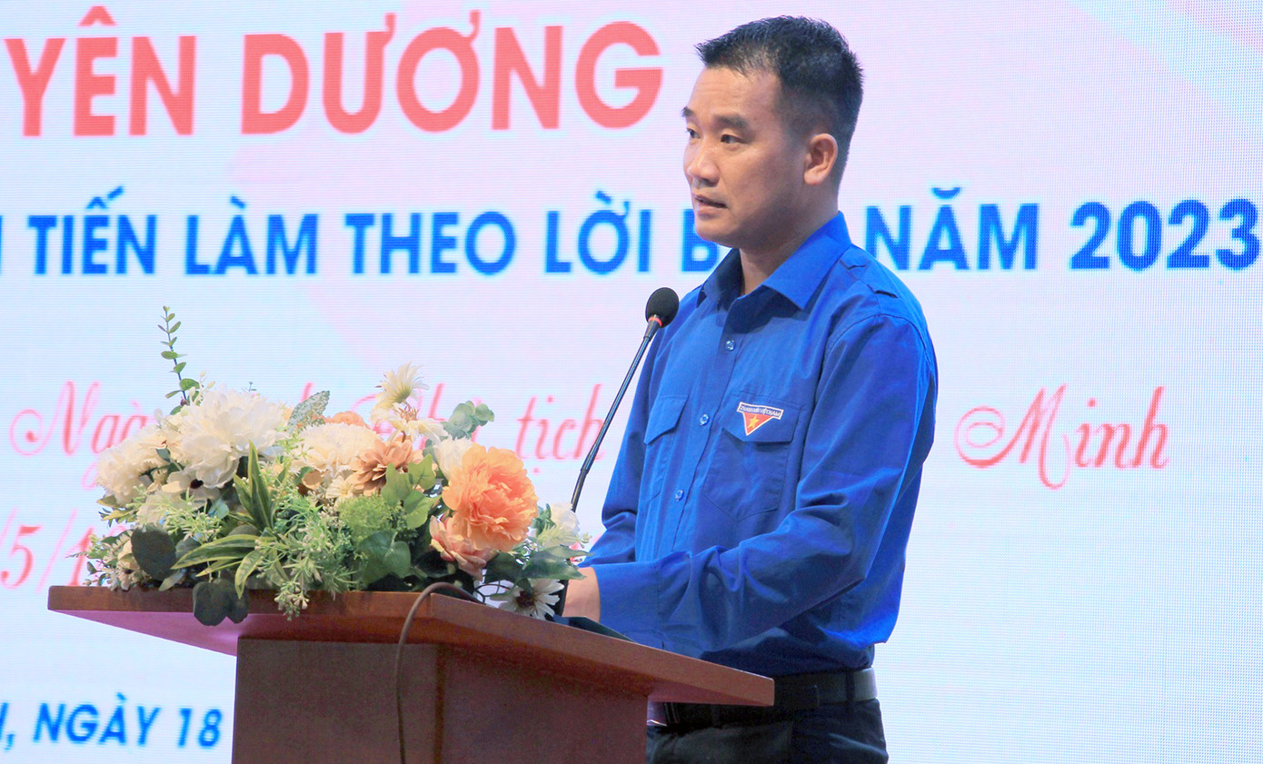 Anh Nguyễn Duy Tư, Phó Bí thư phụ trách Tỉnh Đoàn, Chủ tịch Hội LHTN Việt Nam tỉnh Hòa Bình phát biểu tại chương trình tuyên dương thanh niên tiên tiến làm theo lời Bác. Ảnh: BTC