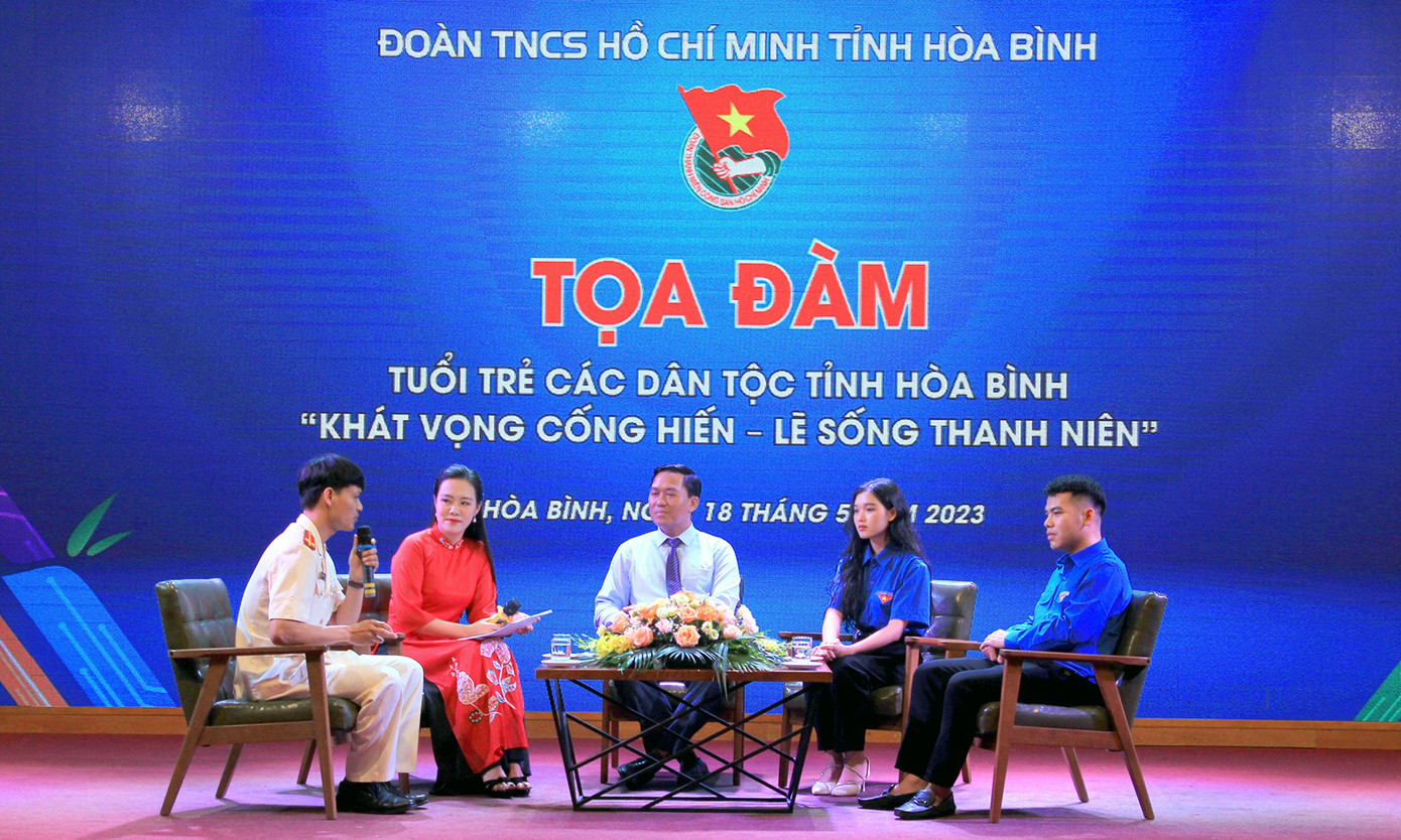 Các khách mời, đại biểu trao đổi tại tọa đàm. Ảnh: BTC