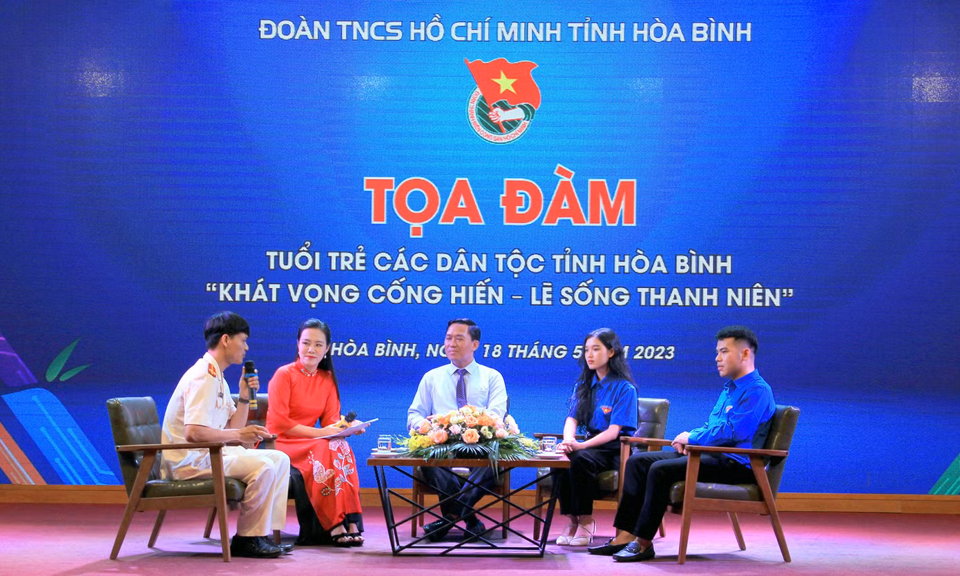 Các khách mời, đại biểu trao đổi tại tọa đàm. Ảnh: BTC