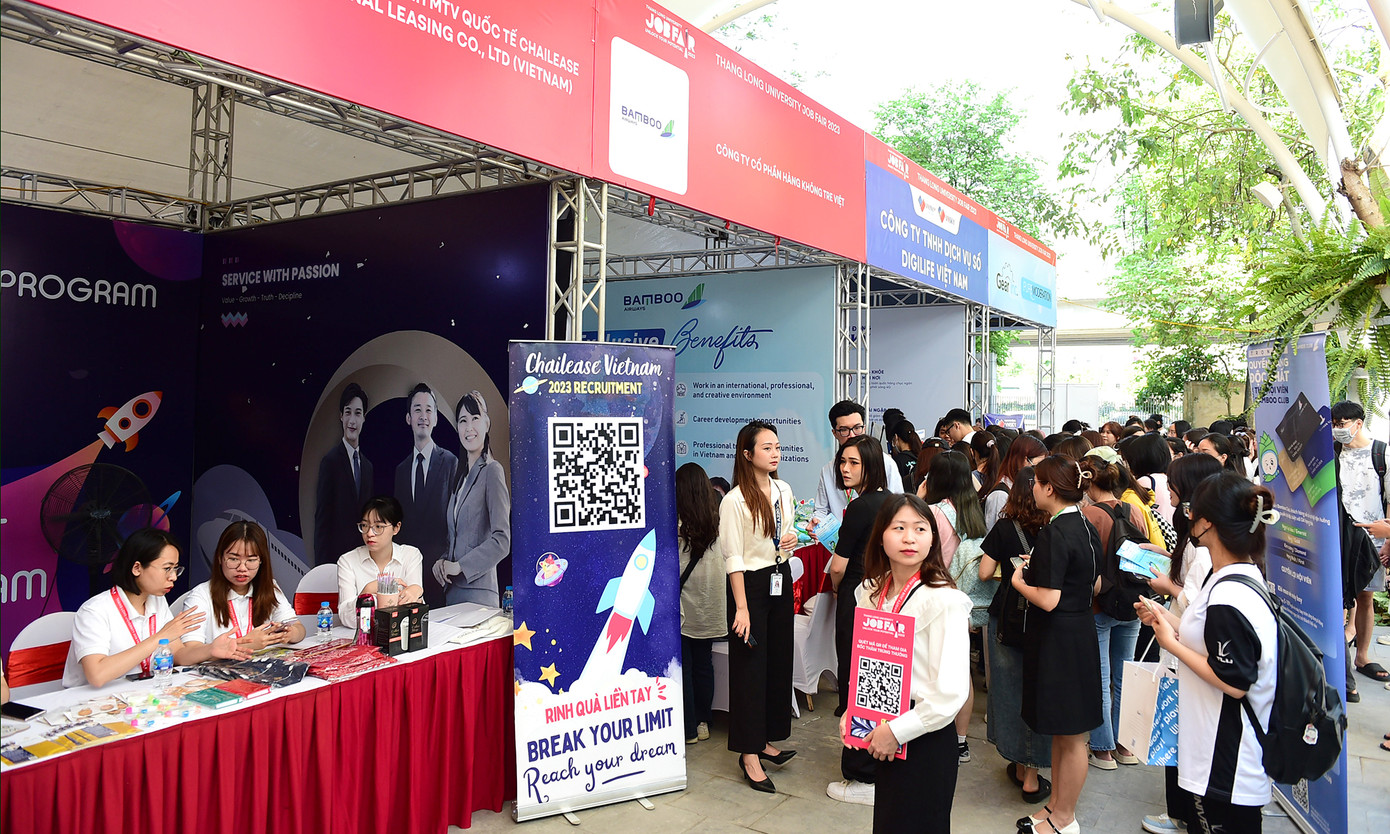 Các bạn sinh viên tham gia tư vấn, ứng tuyển nhiều vị trí việc làm tại các doanh nghiệp, đơn vị trong ngày hội. Ảnh: Xuân Tùng