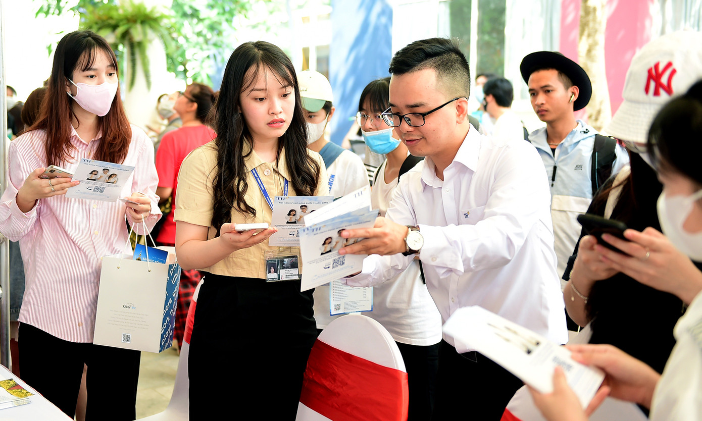 Ngày hội là cầu nối giữa các bạn sinh viên với các doanh nghiệp tham dự, hoạt động đa dạng trong các lĩnh vực khác nhau như công nghệ, kinh doanh, du lịch, truyền thông, tài chính. Ảnh: Xuân Tùng