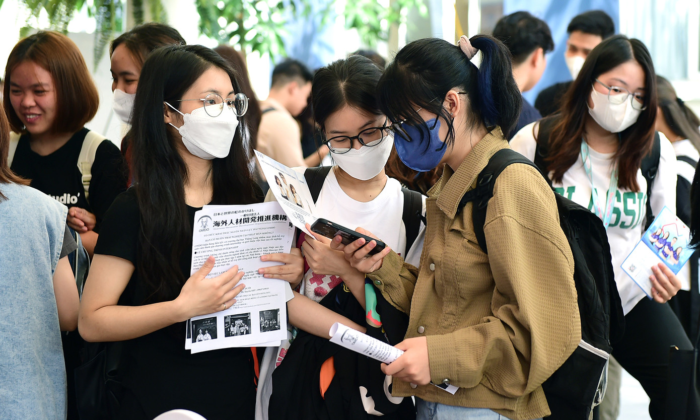 Ngày hội là cầu nối giữa các bạn sinh viên với các doanh nghiệp tham dự, hoạt động đa dạng trong các lĩnh vực khác nhau như công nghệ, kinh doanh, du lịch, truyền thông, tài chính. Ảnh: Xuân Tùng