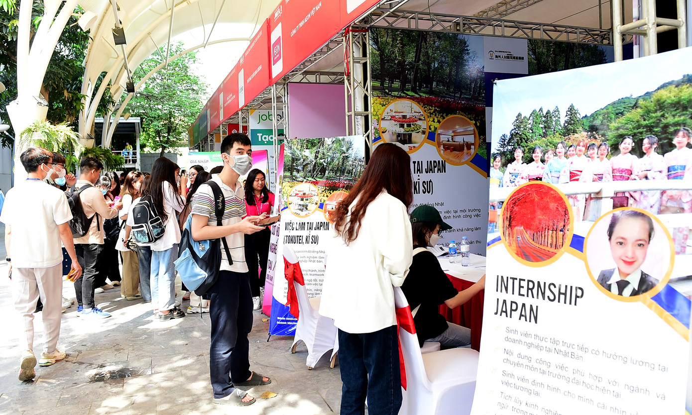 Các bạn sinh viên tham gia tư vấn, ứng tuyển nhiều vị trí việc làm tại các doanh nghiệp, đơn vị trong ngày hội. Ảnh: Xuân Tùng