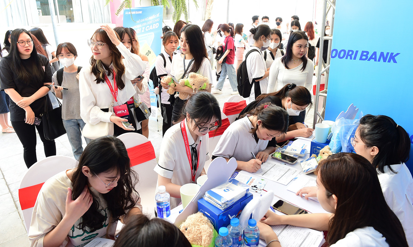 Các bạn sinh viên tham gia tư vấn, ứng tuyển nhiều vị trí việc làm tại các doanh nghiệp, đơn vị trong ngày hội. Ảnh: Xuân Tùng