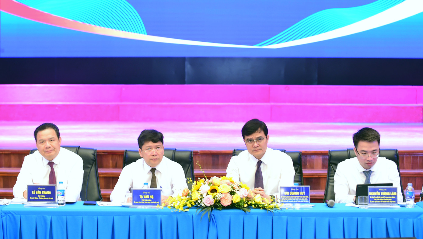 Anh Bùi Quang Huy, ông Tạ Văn Hạ, ông Lê Văn Thanh và anh Nguyễn Tường Lâm chủ trì Diễn đàn, đã đề xuất đại diện các bộ, ngành, các nhà quản lý, chuyên gia trao đổi, thảo luận những vấn đề liên quan đến chính sách việc làm của các bạn thanh niên; đồng thời trực tiếp trao đổi làm rõ thêm các vấn đề được đặt ra.