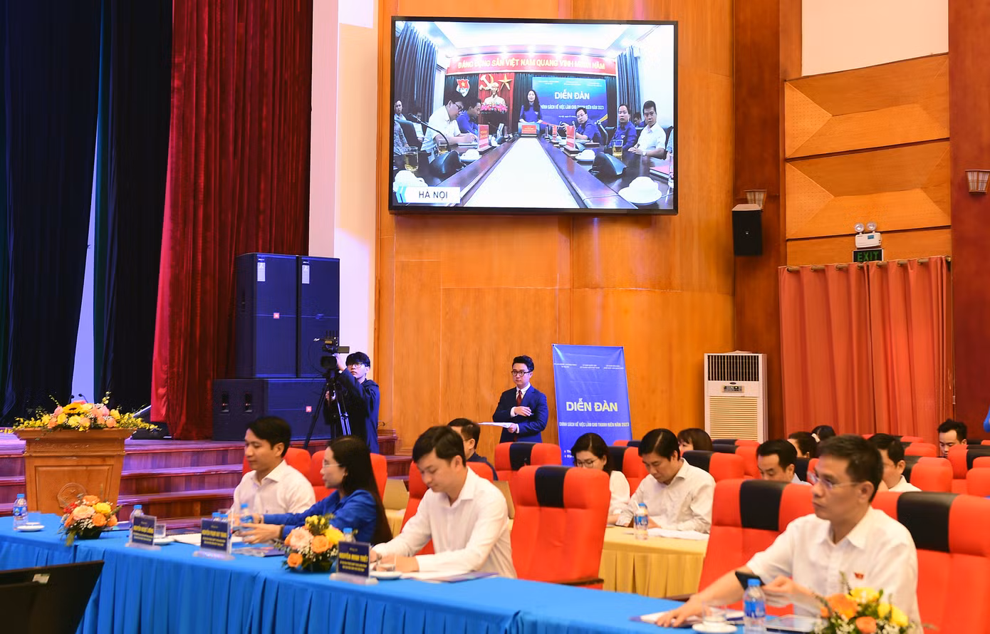 Ban Tổ chức đã tổng hợp được 38 bài tham luận của đại diện UBND các tỉnh, thành phố trực thuộc Trung ương, các Sở, ngành, tỉnh, thành Đoàn, các Trung tâm giới thiệu việc làm thanh niên do Đoàn Thanh niên quản lý và Trung tâm giới thiệu việc làm thanh niên do Ngành lao động quản lý, các chuyên gia, nhà khoa học, cùng hàng ngàn câu hỏi của thanh niên gửi về. Tại Diễn đàn, các đồng chí thường trực các tỉnh, thành Đoàn là Cụm trưởng các cụm thi đua của T.Ư Đoàn tổng hợp các câu hỏi, các vấn đề thanh niên quan tâm về chính sách việc làm gửi về Ban Tổ chức. Đồng thời, đoàn viên thanh niên tham dự Diễn đàn đã đặt câu hỏi trực tiếp về những vấn đề liên quan đến chính sách việc làm.