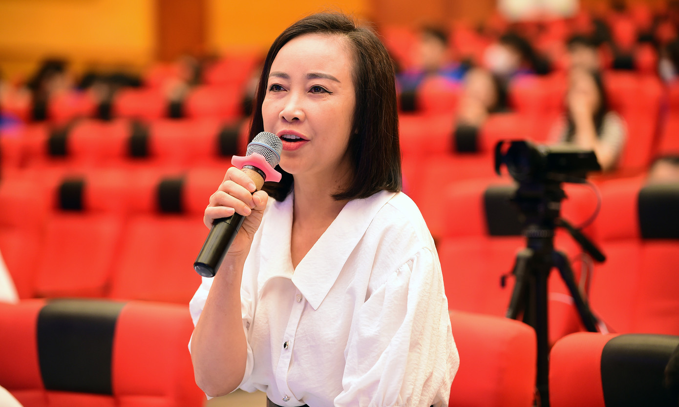 Các chuyên gia đã trao đổi làm rõ nhiều nhóm vấn đề được đoàn viên thanh niên quan tâm gửi tới Diễn đàn. Trong đó, có các vấn đề như: Chính sách hỗ trợ thanh niên bị giảm việc, mất việc, ngừng việc trong bối cảnh sau đại dịch COVID-19; xu hướng việc làm cho thanh niên hiện nay; chính sách tín dụng ưu đãi hỗ trợ thanh niên lập nghiệp, khởi nghiệp; chính sách quản lý việc làm thêm của sinh viên; chính sách thu hút thanh niên tham gia các chương trình, dự án phát triển kinh tế - xã hội ở vùng sâu vùng xa, vùng khó khăn; đào tạo nghề và giải quyết việc làm cho bộ đội xuất ngũ...