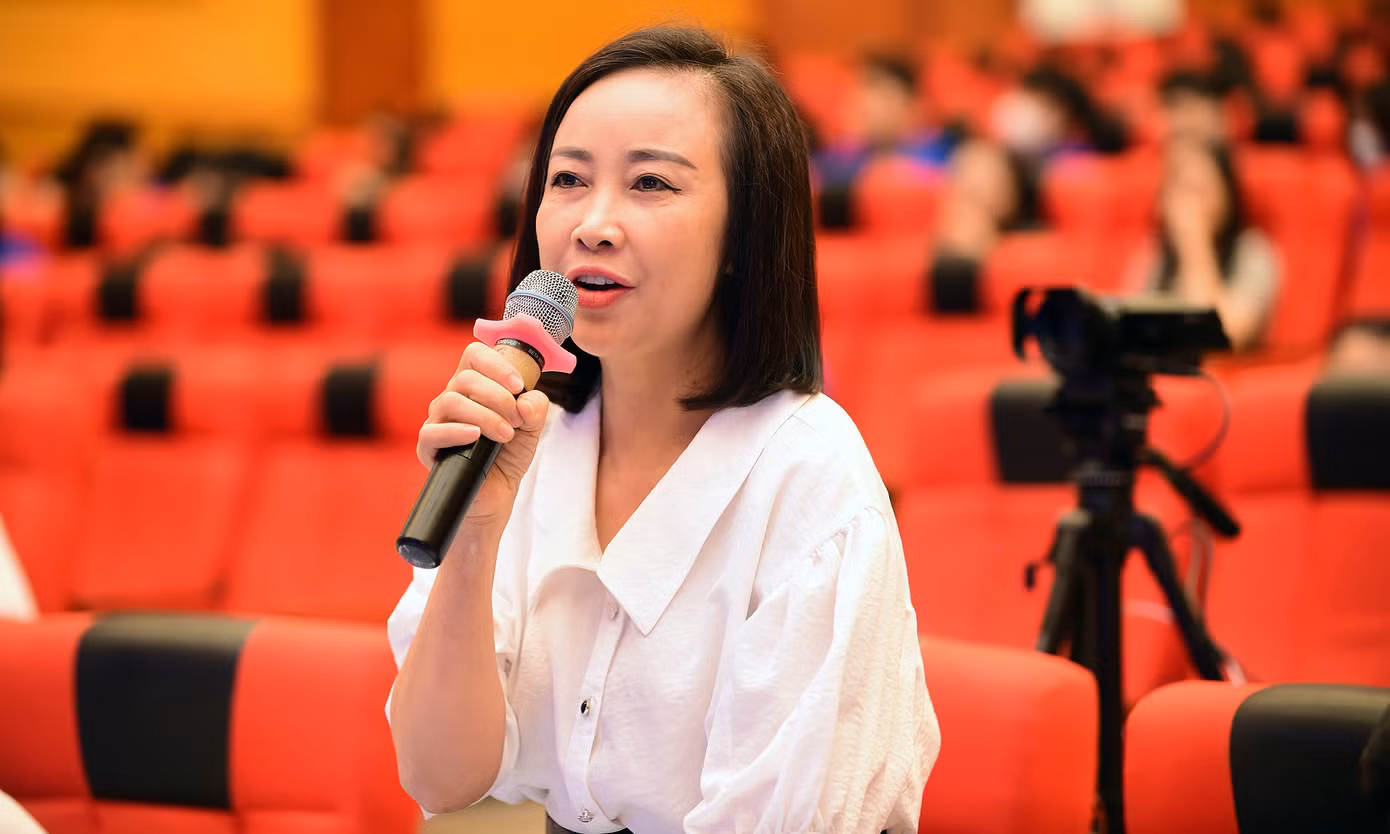 Các chuyên gia đã trao đổi làm rõ nhiều nhóm vấn đề được đoàn viên thanh niên quan tâm gửi tới Diễn đàn. Trong đó, có các vấn đề như: Chính sách hỗ trợ thanh niên bị giảm việc, mất việc, ngừng việc trong bối cảnh sau đại dịch COVID-19; xu hướng việc làm cho thanh niên hiện nay; chính sách tín dụng ưu đãi hỗ trợ thanh niên lập nghiệp, khởi nghiệp; chính sách quản lý việc làm thêm của sinh viên; chính sách thu hút thanh niên tham gia các chương trình, dự án phát triển kinh tế - xã hội ở vùng sâu vùng xa, vùng khó khăn; đào tạo nghề và giải quyết việc làm cho bộ đội xuất ngũ...