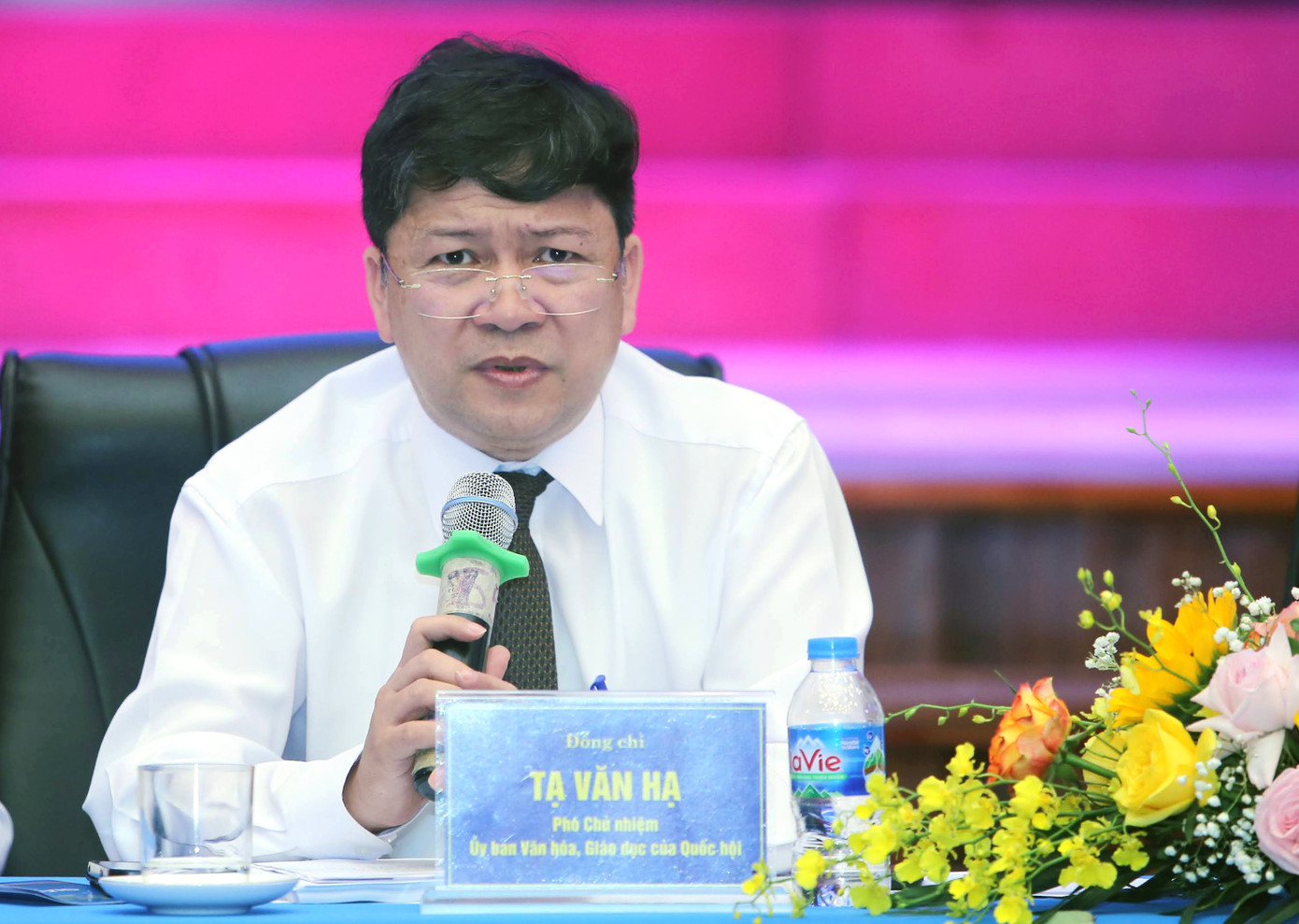 Ông Tạ Văn Hạ, Phó Chủ nhiệm Ủy ban Văn hóa, Giáo dục của Quốc hội trao đổi, chia sẻ tại Diễn đàn.