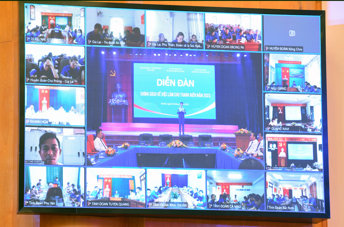 Diễn đàn diễn ra tại Hội trường Học viện Thanh thiếu niên Việt Nam (Hà Nội) và kết nối trực tuyến với 67 điểm cầu tại trụ sở các Tỉnh, Thành Đoàn, Đoàn trực thuộc. Tại điểm cầu trực tuyến ở 67 Tỉnh, Thành Đoàn, Đoàn trực thuộc, có đại diện lãnh đạo Sở LĐTB&amp;XH, Sở Nội vụ, Ban Thường vụ Tỉnh, Thành Đoàn, Trung tâm giới thiệu việc làm do Đoàn Thanh niên và Ngành LĐTB&amp;XH quản lý; đoàn viên, thanh niên.