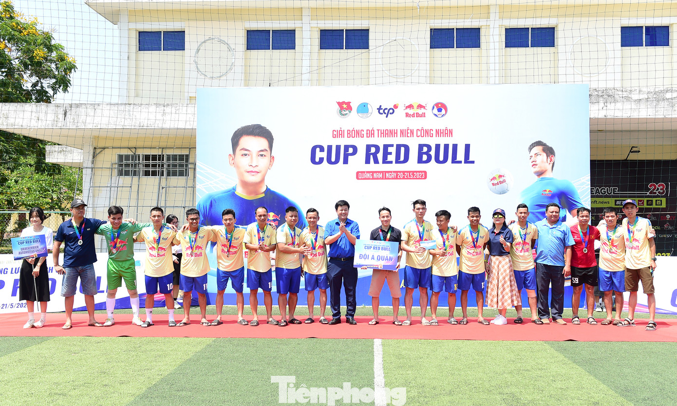 Ban Tổ chức trao giải Nhì thuộc về đội Draexlmaier FC.