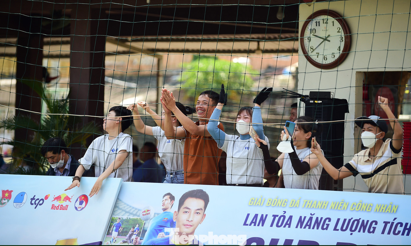 Khán giả cổ vũ các cầu thủ thi đấu trận chung kết.